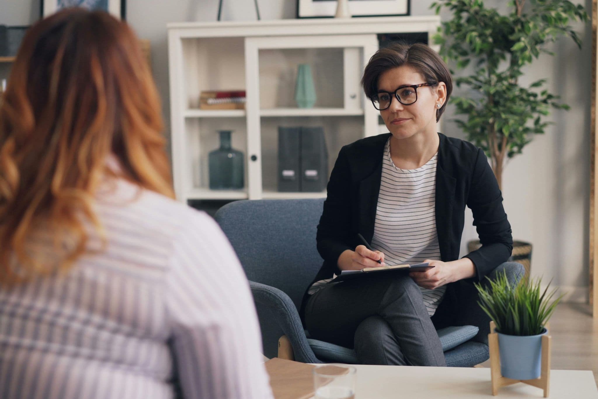 Una mujer teniendo su primera consulta en el psiquiatra 