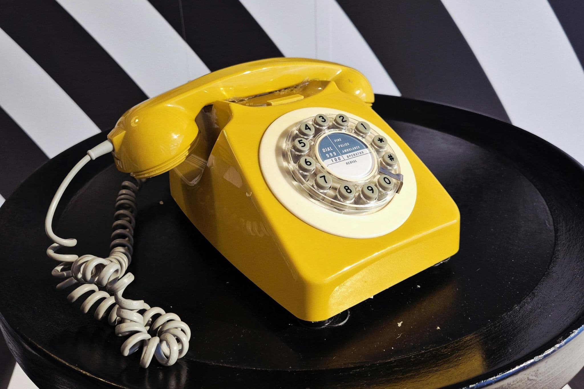 Imagen de un teléfono amarillo
