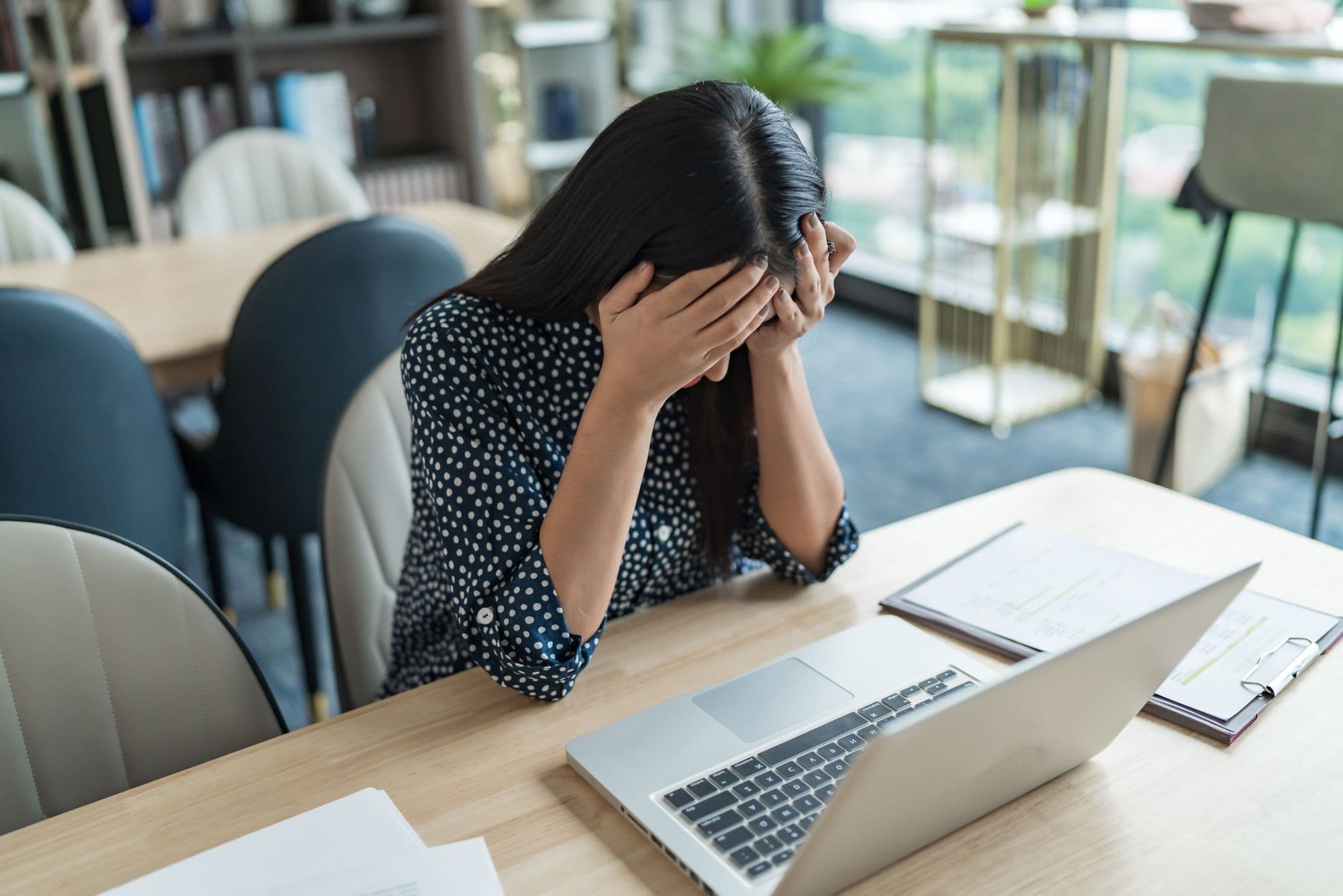 Mujer estresada porque no puede concentrarse en el trabajo