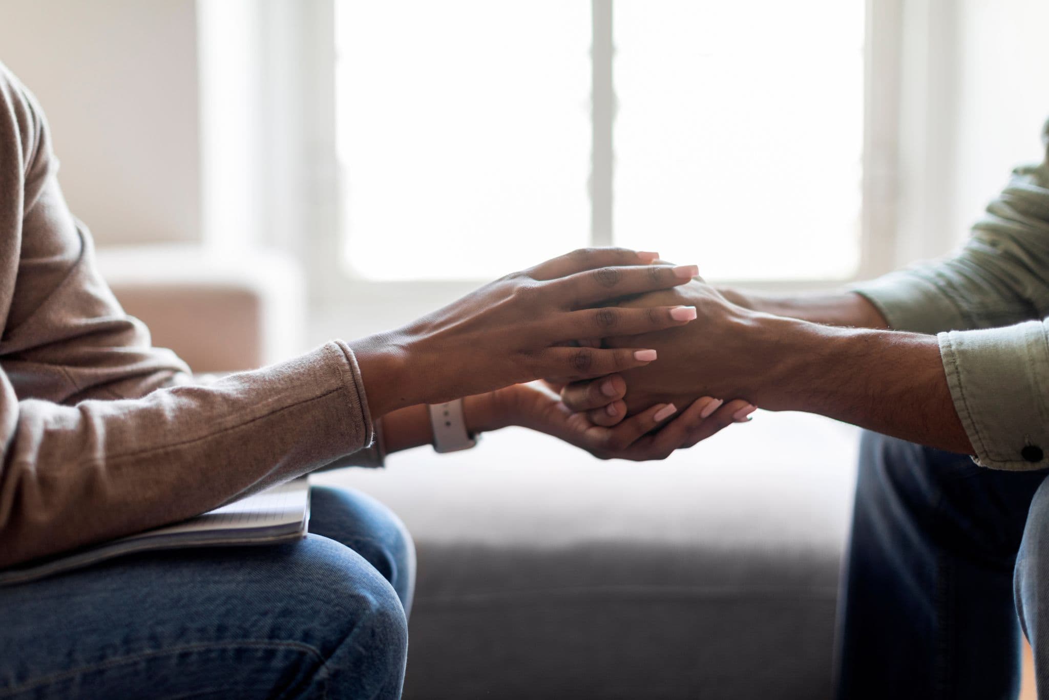 Imágen de dos personas dándose la mano